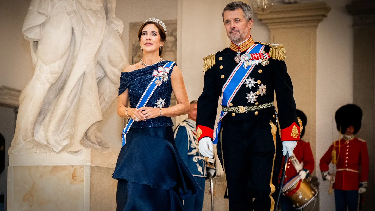 Dronning Marry og Kong Frederik 10. iført ordensbånd