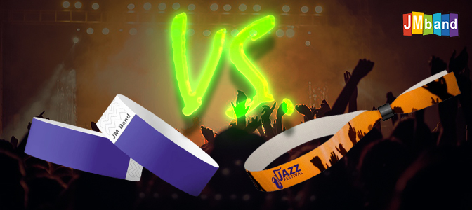 Papirarmbånd versus festivalarmbånd grafik med koncert som baggrund